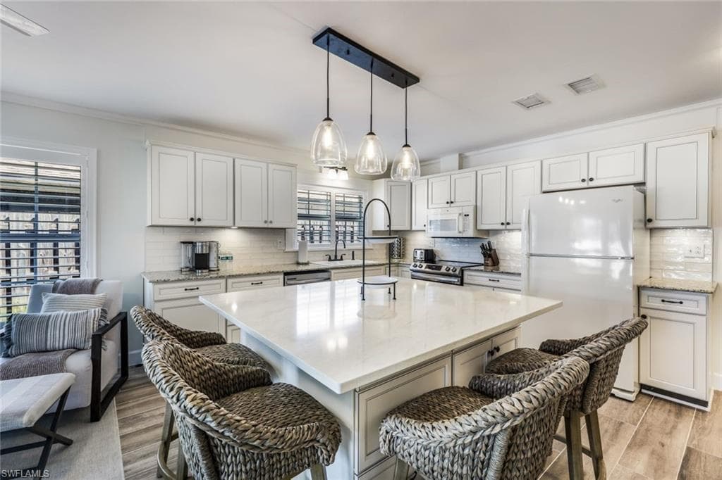 619 106th Ave N, Naples, FL 34108-9