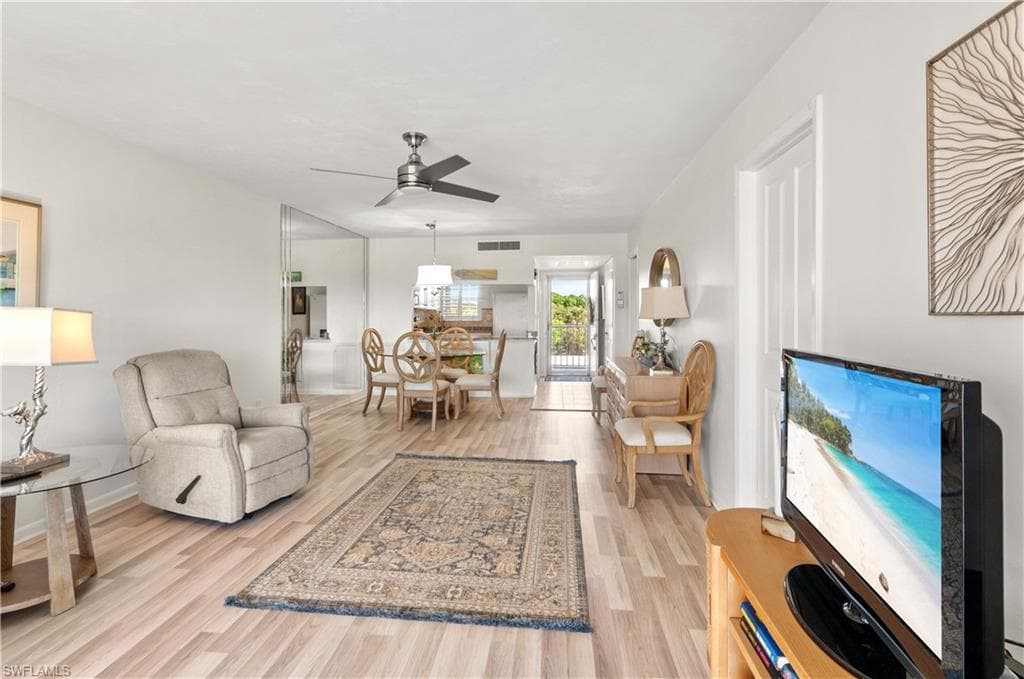 21 High Point Cir E 308, Naples, FL 34103-10