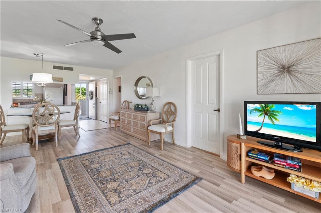 21 High Point Cir E 308, Naples, FL 34103-11