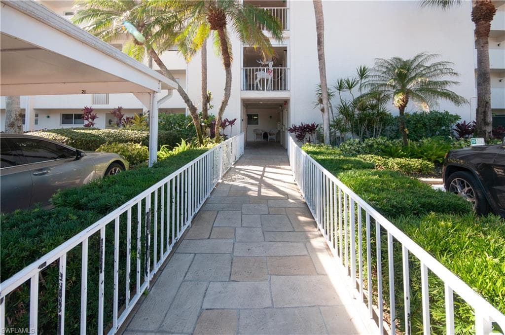 21 High Point Cir E 308, Naples, FL 34103-28