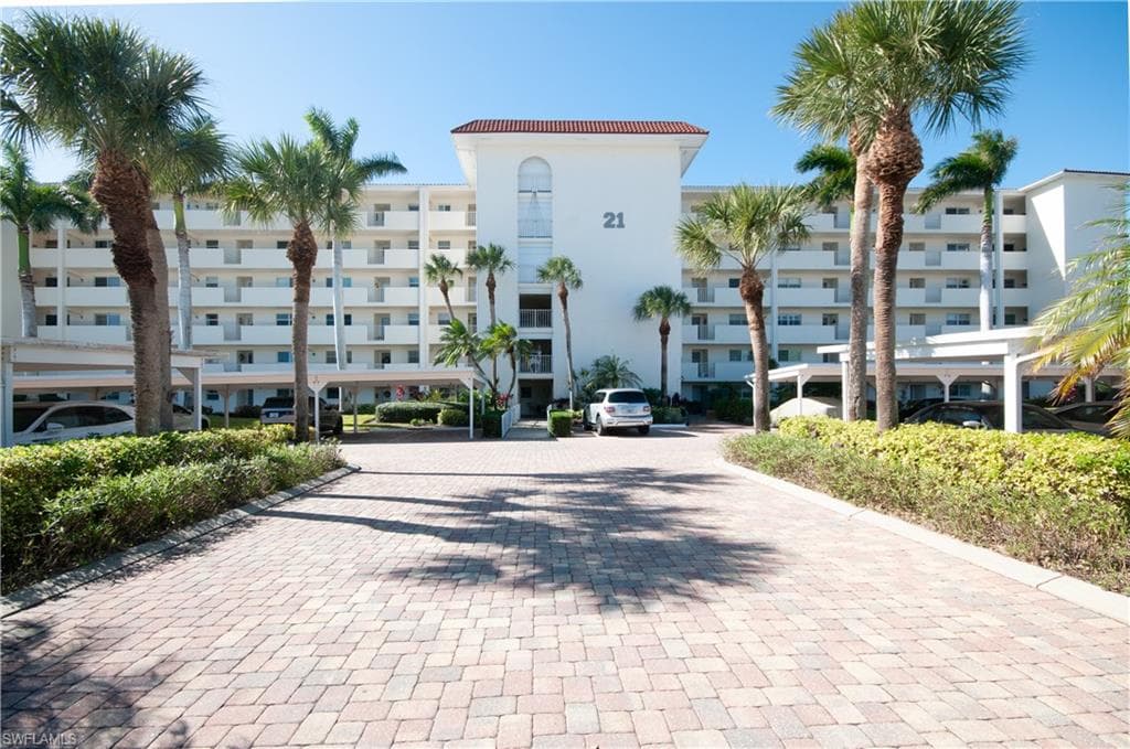 21 High Point Cir E 308, Naples, FL 34103-4