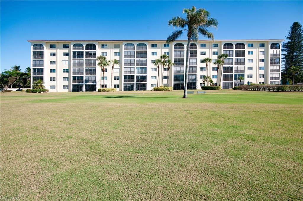 21 High Point Cir E 308, Naples, FL 34103-5