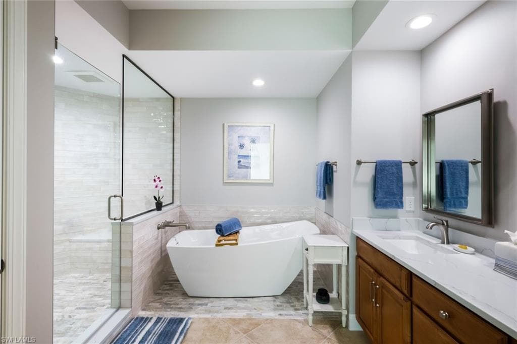 285 Grande Way 406, Naples, FL 34110-28