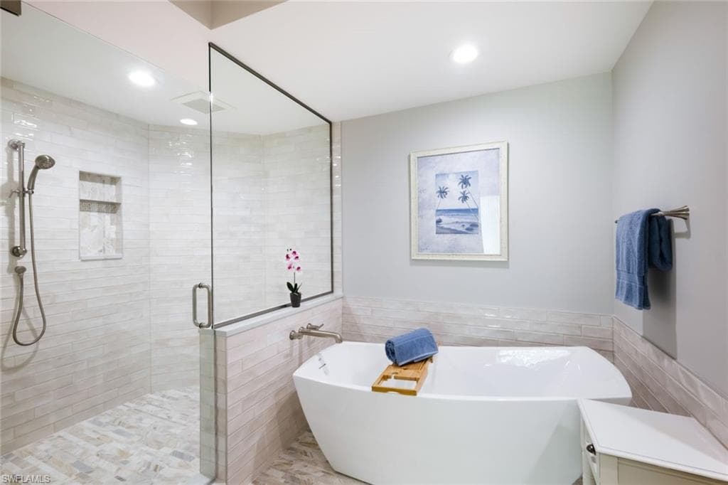 285 Grande Way 406, Naples, FL 34110-29