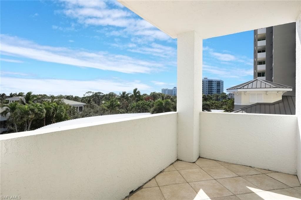 285 Grande Way 406, Naples, FL 34110-32