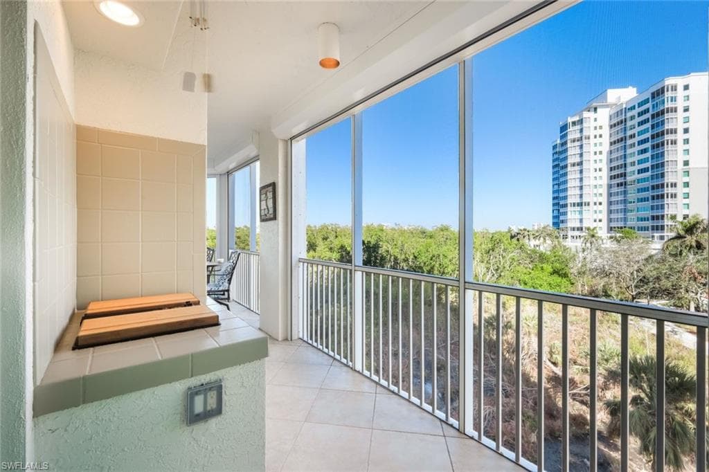 285 Grande Way 406, Naples, FL 34110-37