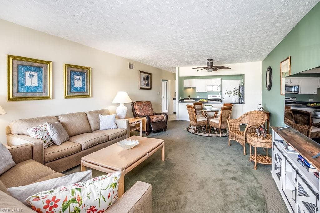 60 Pelican St W 401, Naples, FL 34113-9