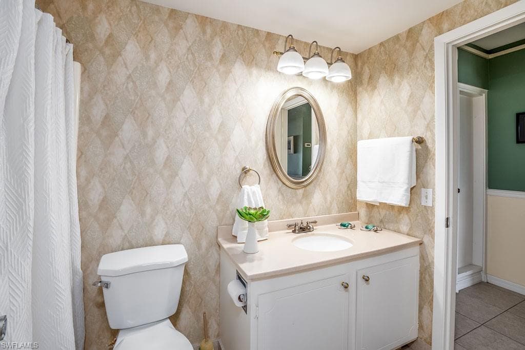 60 Pelican St W 401, Naples, FL 34113-18