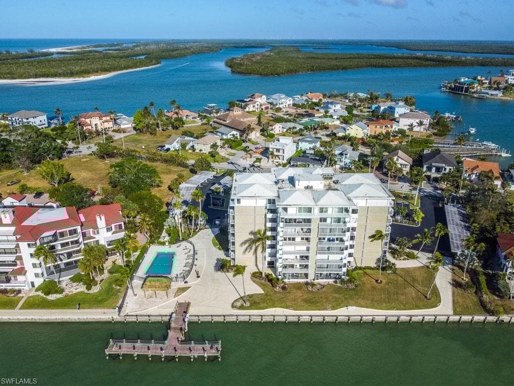 60 Pelican St W 401, Naples, FL 34113-1