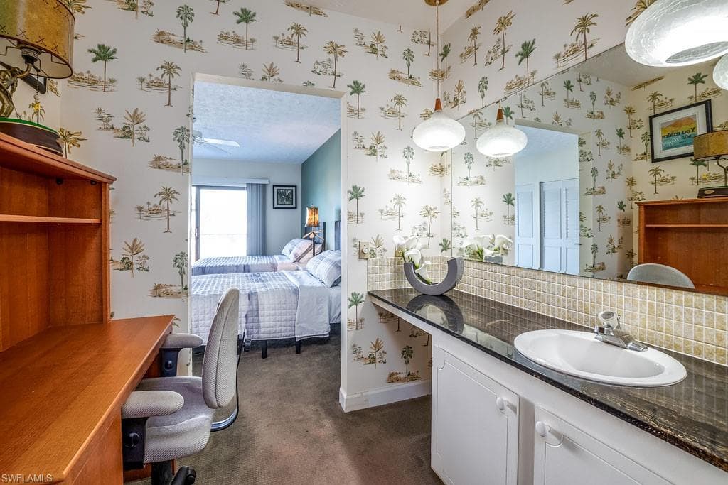 60 Pelican St W 401, Naples, FL 34113-19