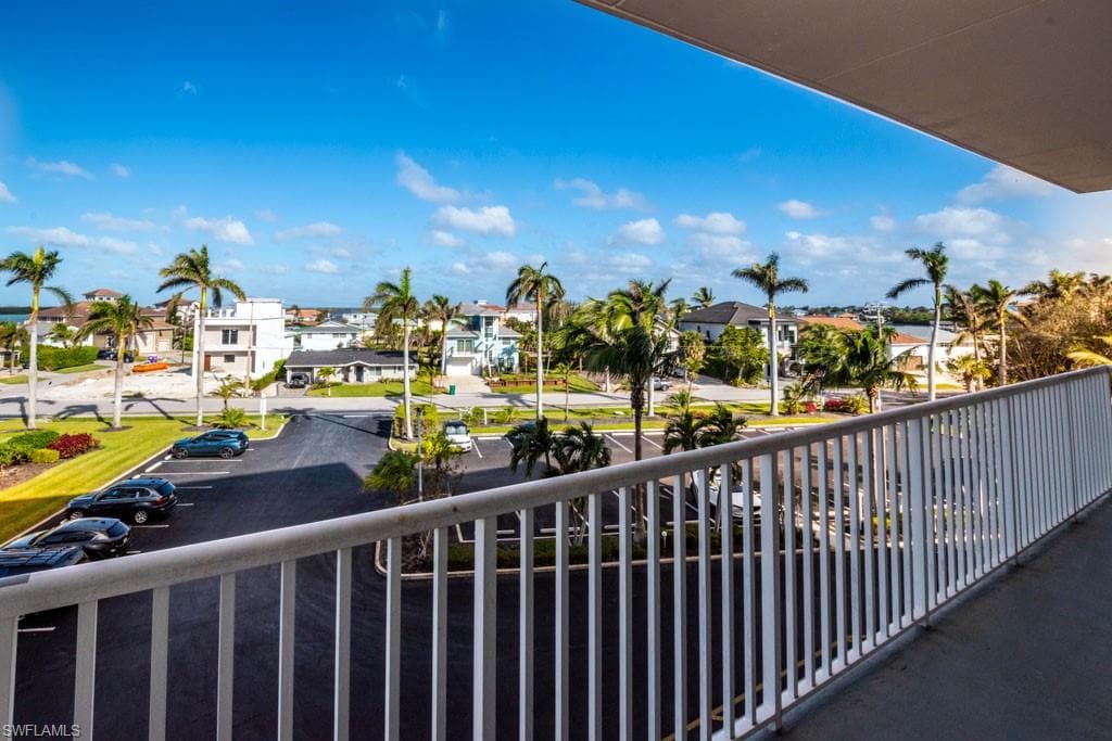 60 Pelican St W 401, Naples, FL 34113-23