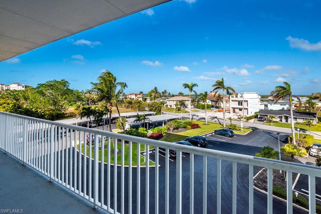 60 Pelican St W 401, Naples, FL 34113-24