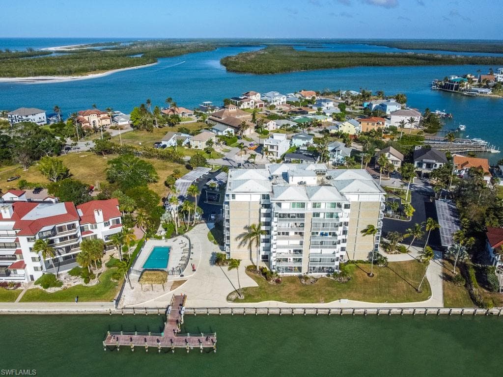 60 Pelican St W 401, Naples, FL 34113-2