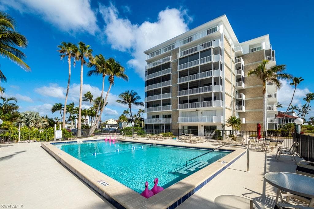 60 Pelican St W 401, Naples, FL 34113-29