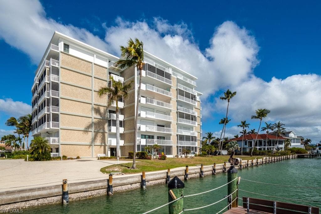 60 Pelican St W 401, Naples, FL 34113-32