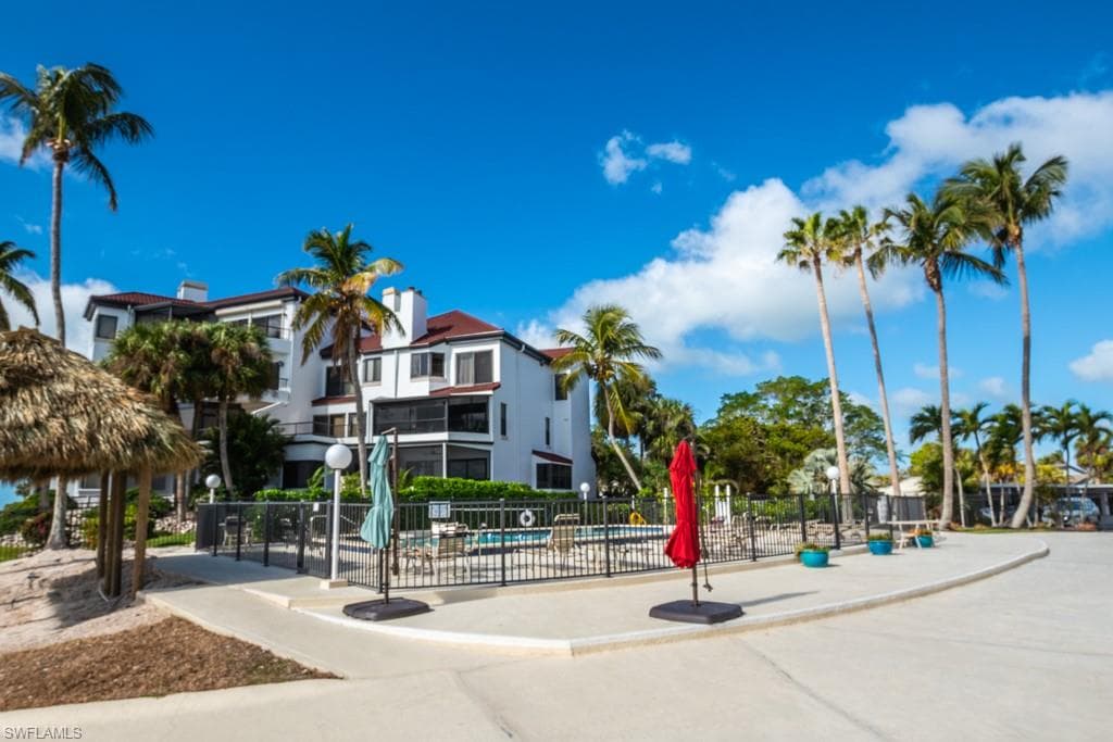60 Pelican St W 401, Naples, FL 34113-36