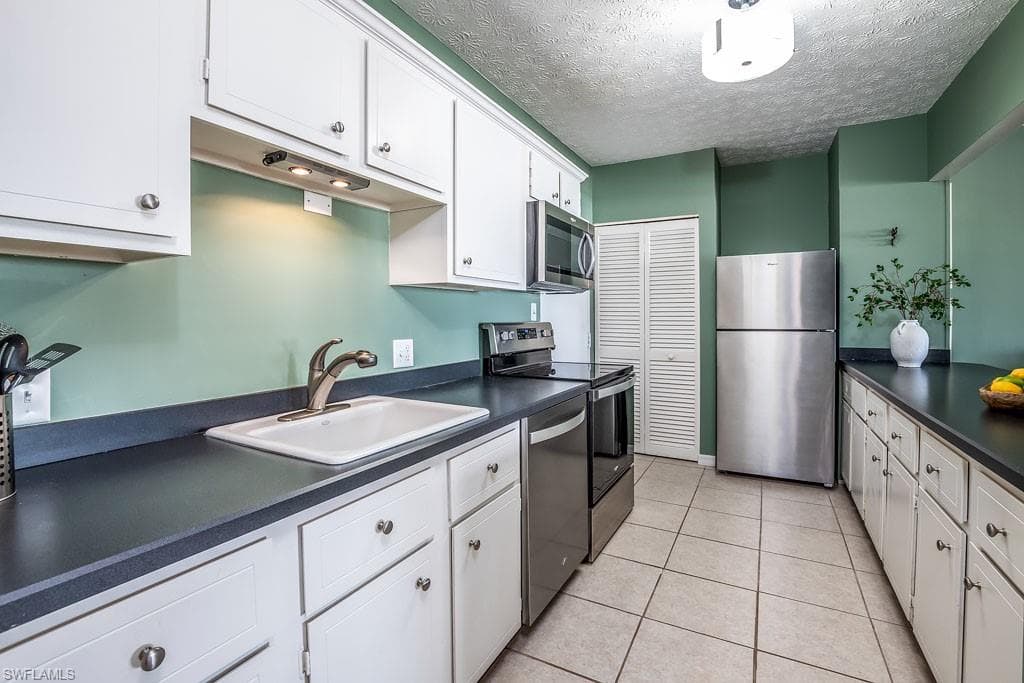 60 Pelican St W 401, Naples, FL 34113-4