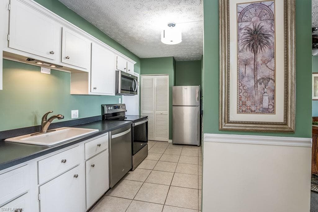 60 Pelican St W 401, Naples, FL 34113-5