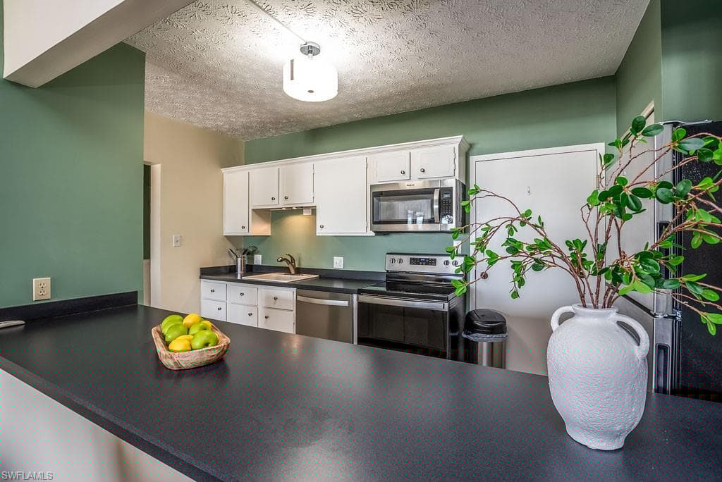 60 Pelican St W 401, Naples, FL 34113-6