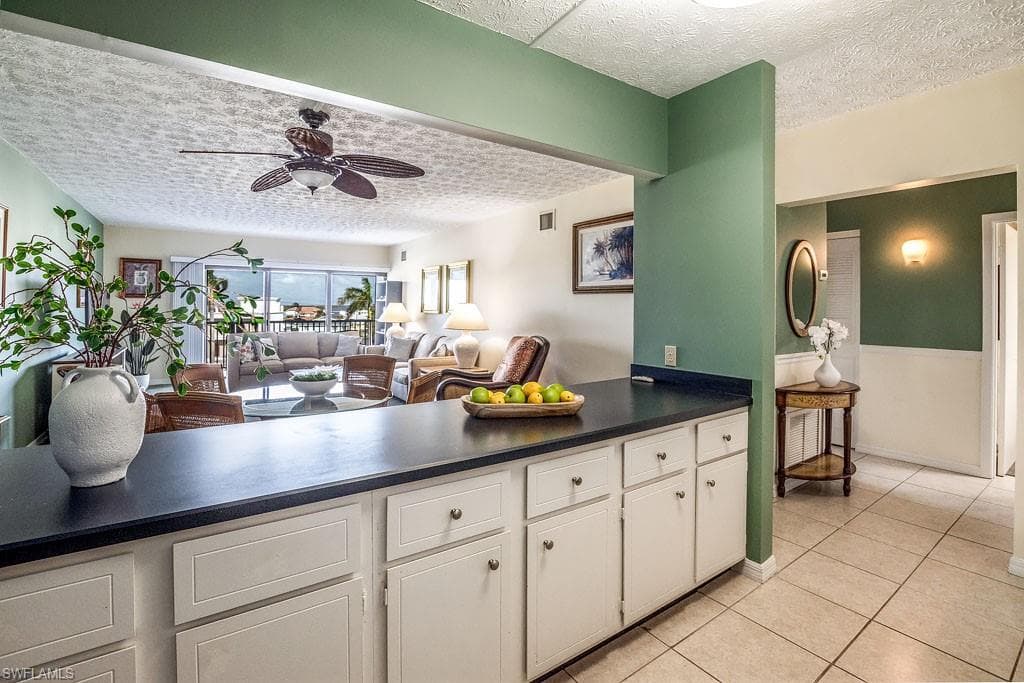 60 Pelican St W 401, Naples, FL 34113-8