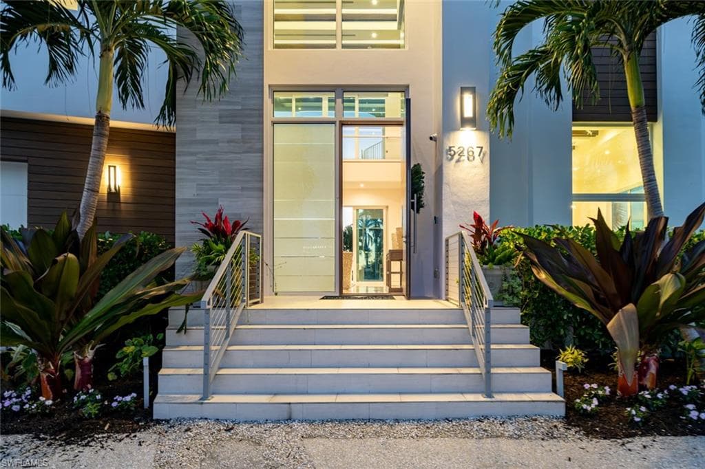 5267 Starfish Ave, Naples, FL 34103-4