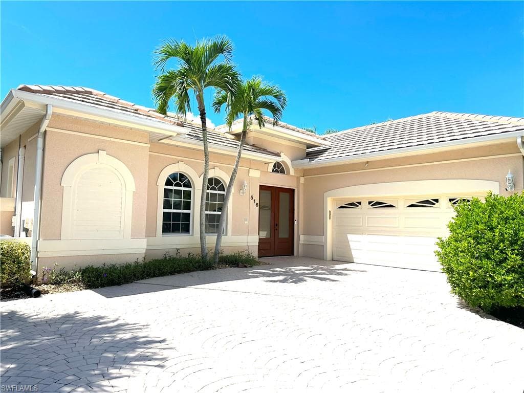516 Eagle Creek Dr, Naples, FL 34113-1