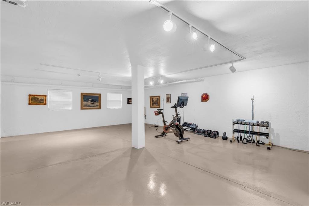 404 Bayside Ave, Naples, FL 34108-39