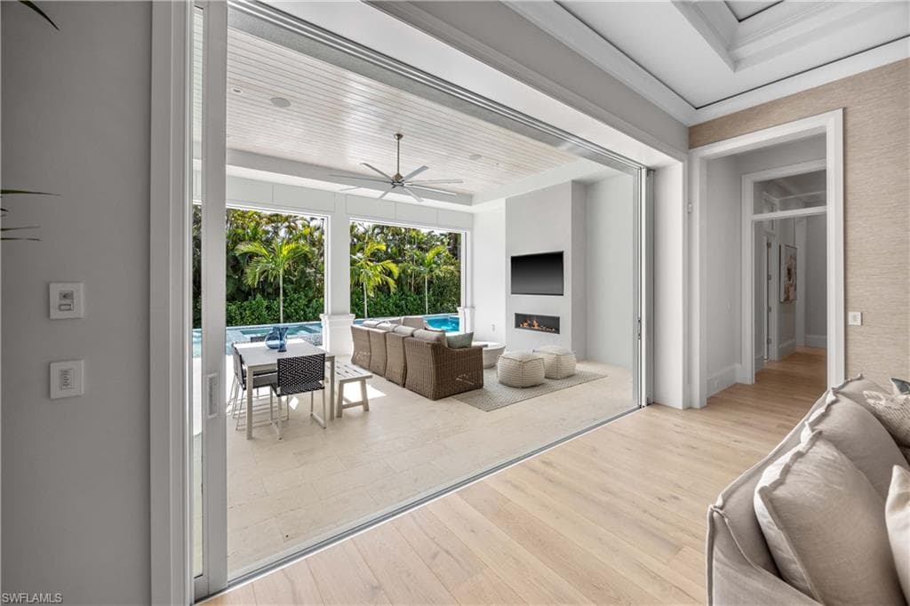 696 Fountainhead Ln, Naples, FL 34103-10