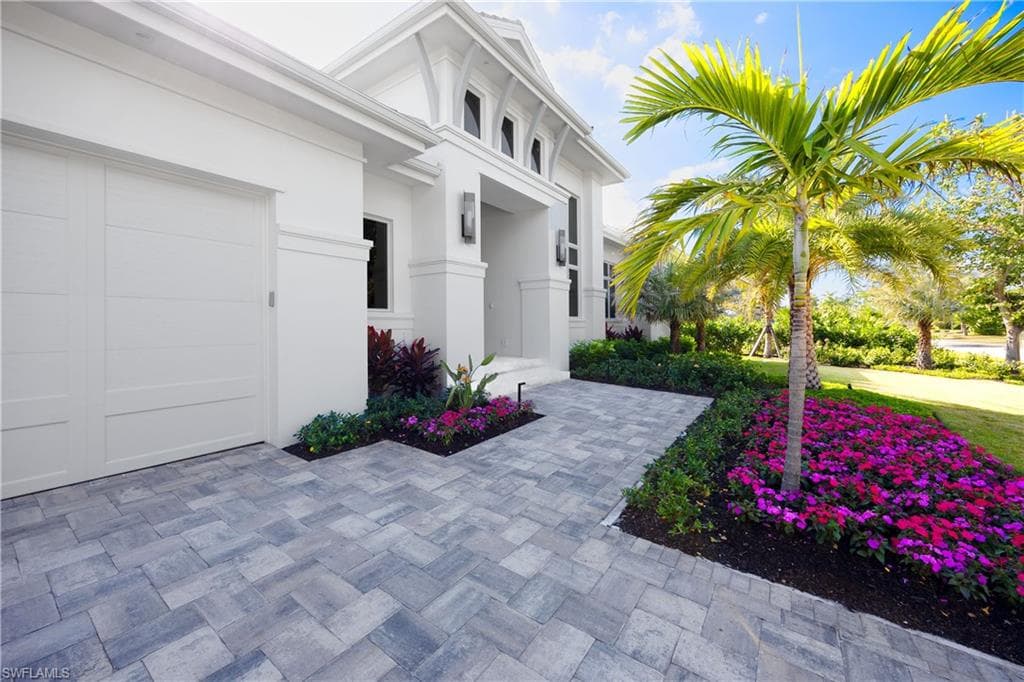 696 Fountainhead Ln, Naples, FL 34103-3