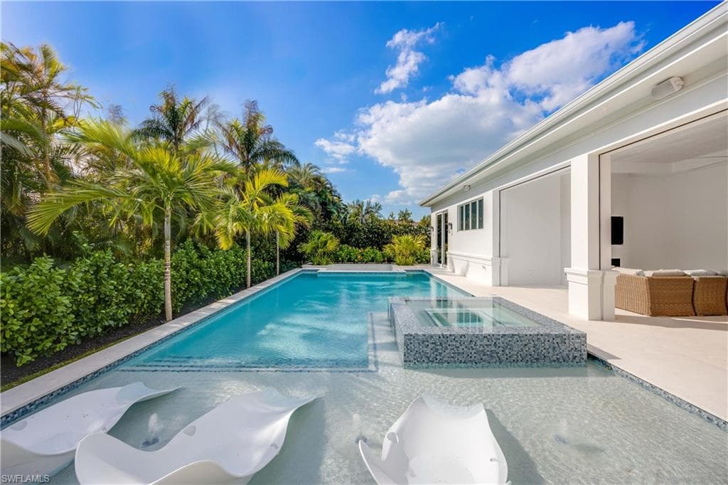 696 Fountainhead Ln, Naples, FL 34103-40