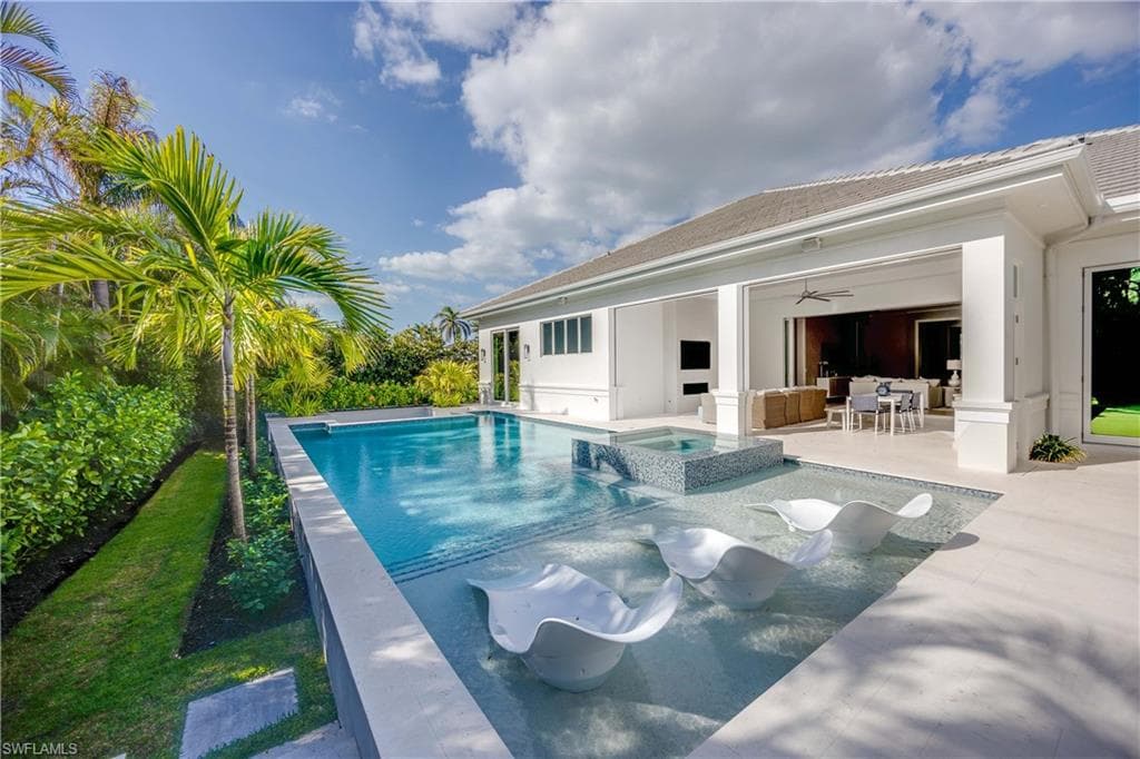 696 Fountainhead Ln, Naples, FL 34103-41