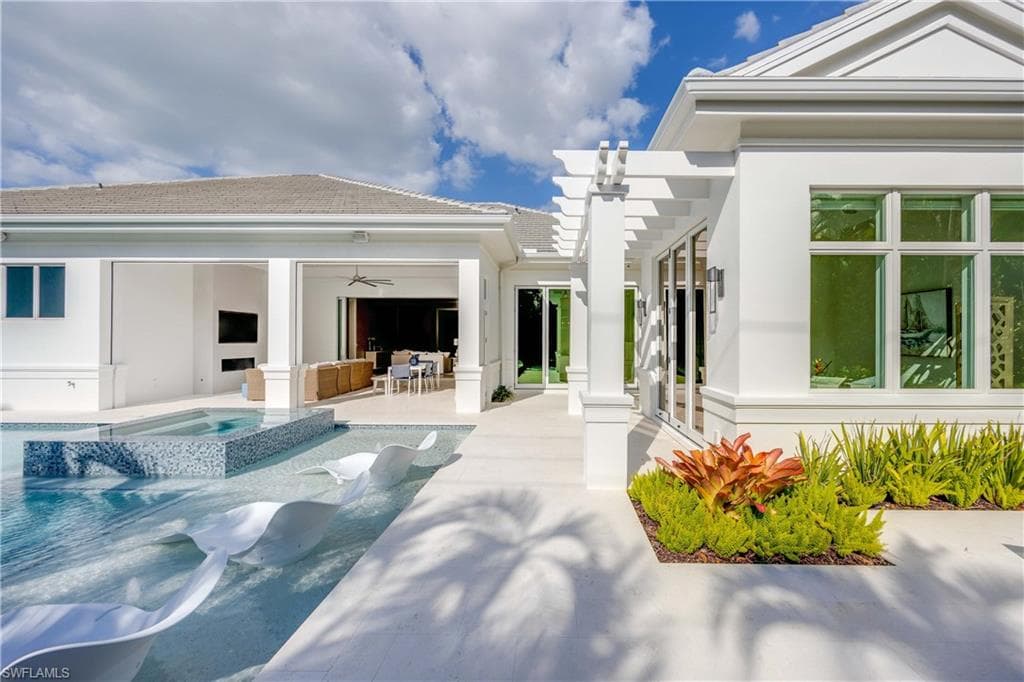 696 Fountainhead Ln, Naples, FL 34103-42