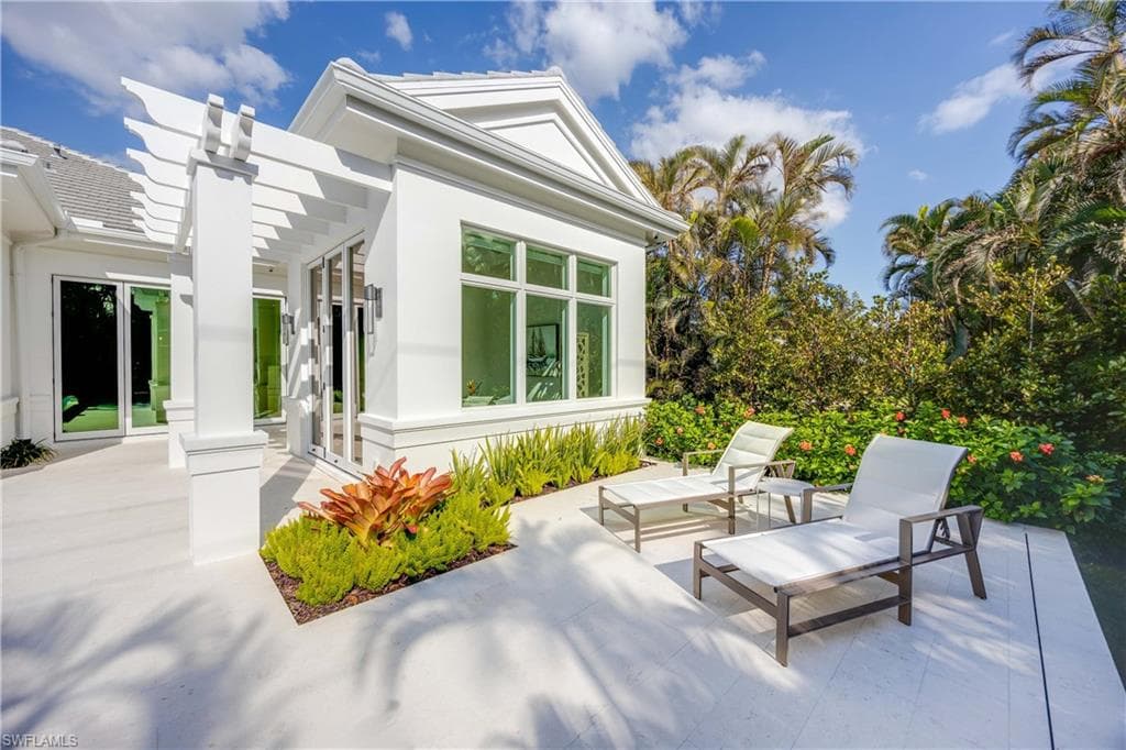 696 Fountainhead Ln, Naples, FL 34103-45