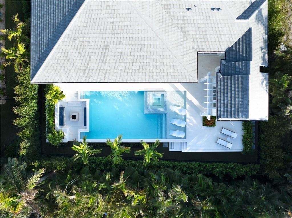 696 Fountainhead Ln, Naples, FL 34103-46