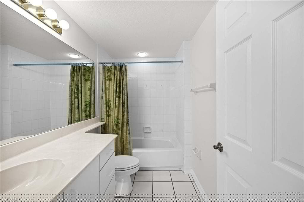 1625 Windy Pines Dr 5, Naples, FL 34112-25