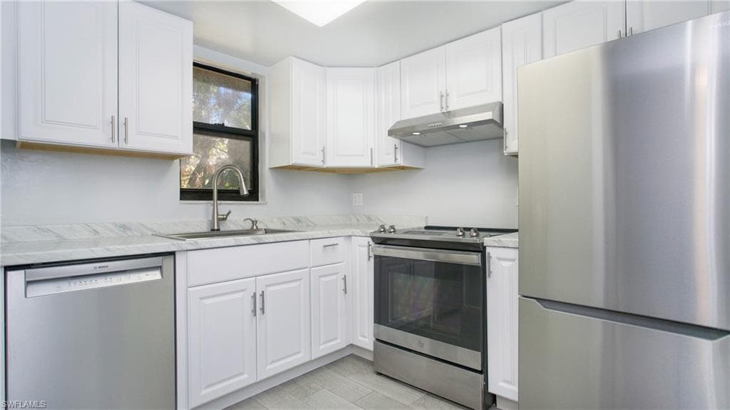 1460 Green Valley Cir 404, Naples, FL 34104-10