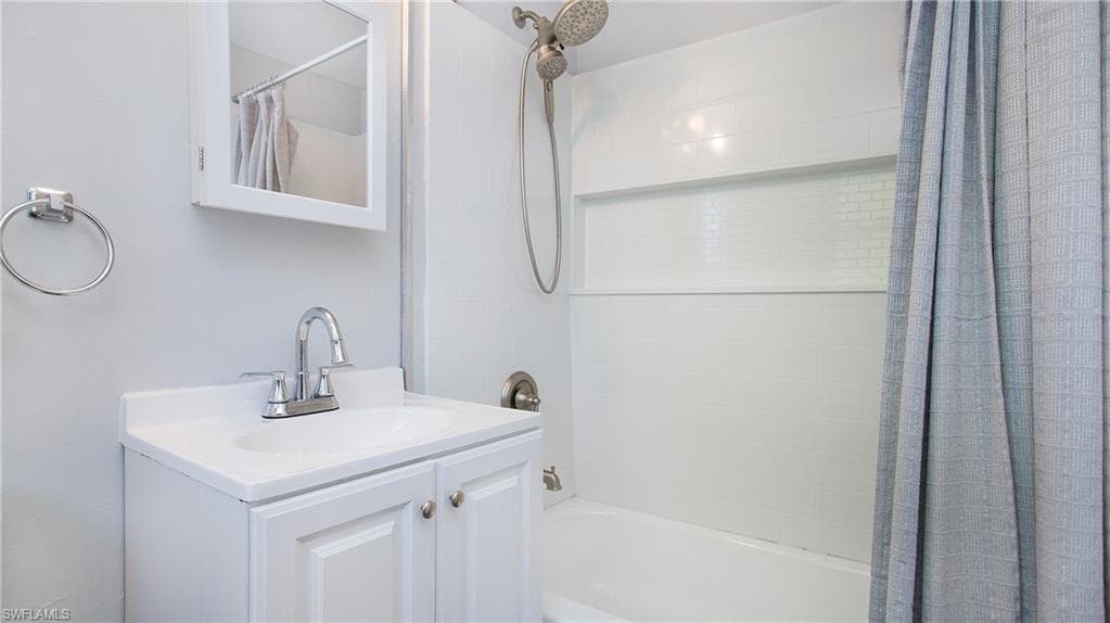 1460 Green Valley Cir 404, Naples, FL 34104-13