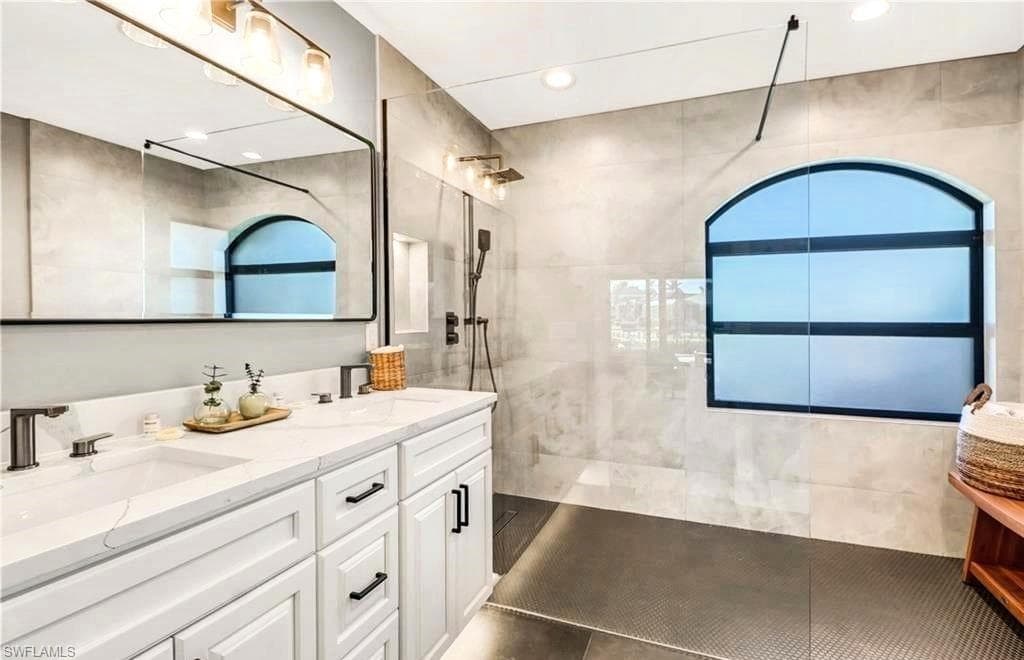 350 Henderson Ct, Marco Island, FL 34145-18