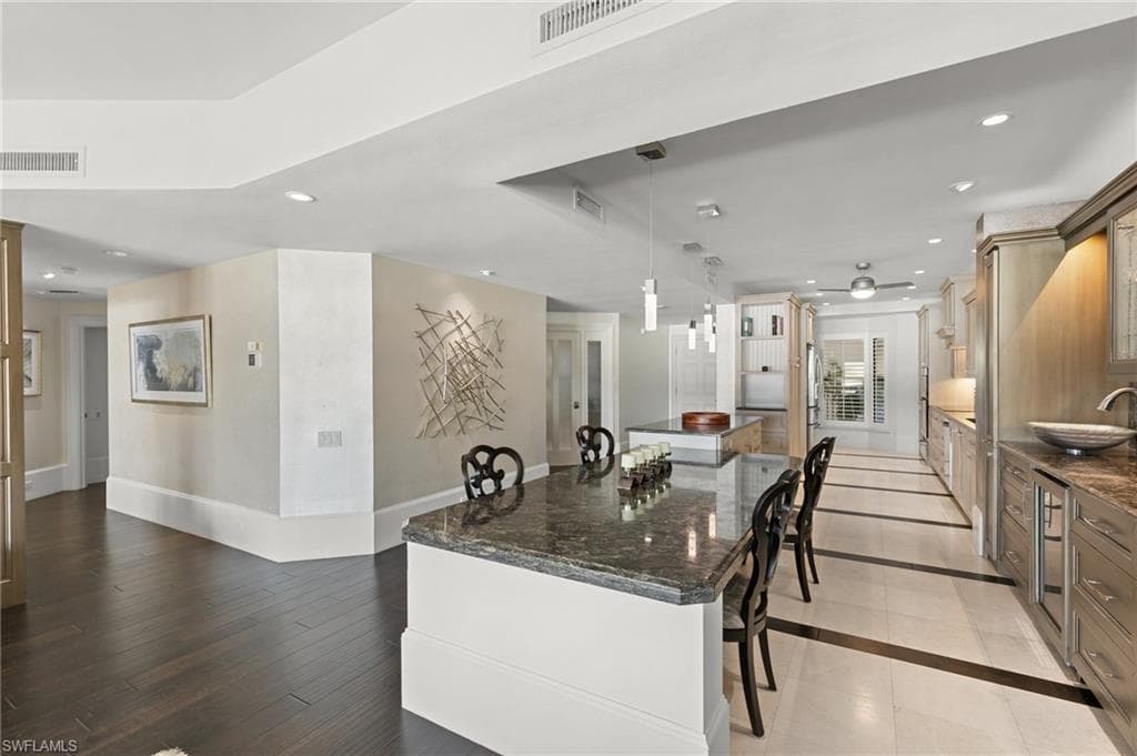 406 La Peninsula Blvd 406, Naples, FL 34113-19