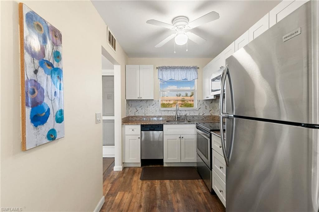 160 Turtle Lake Ct 210, Naples, FL 34105-11