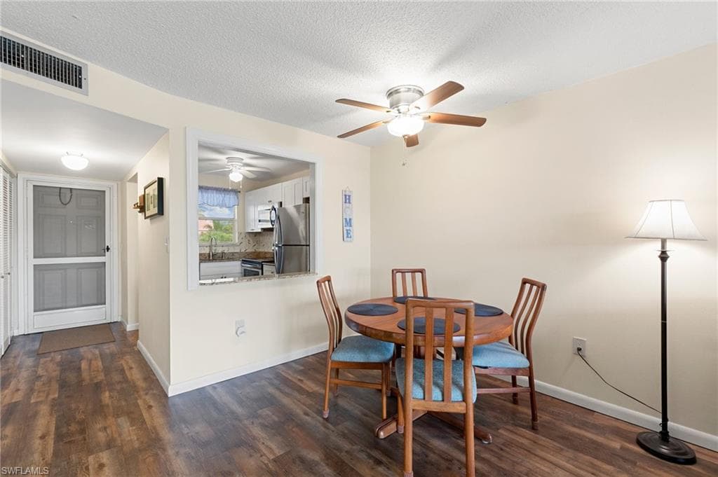 160 Turtle Lake Ct 210, Naples, FL 34105-8