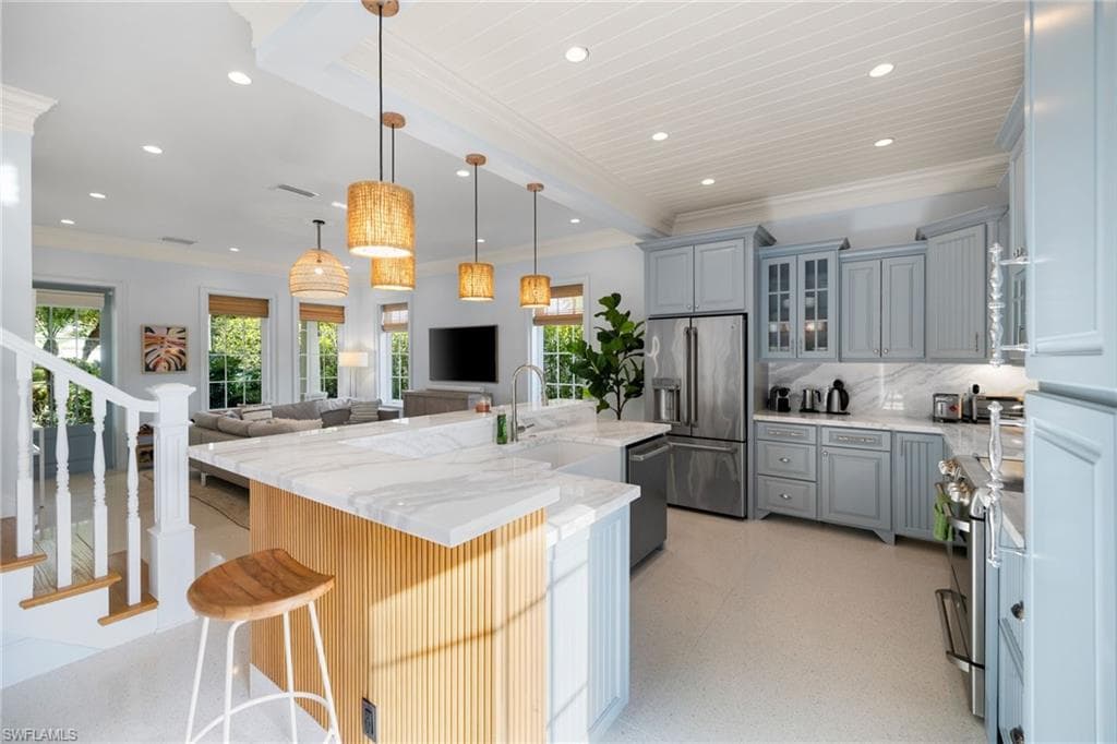 572 7th Ave N, Naples, FL 34102-11