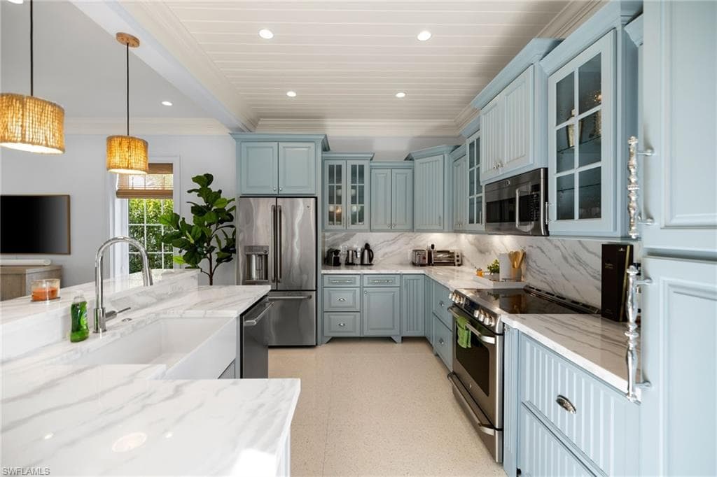 572 7th Ave N, Naples, FL 34102-12