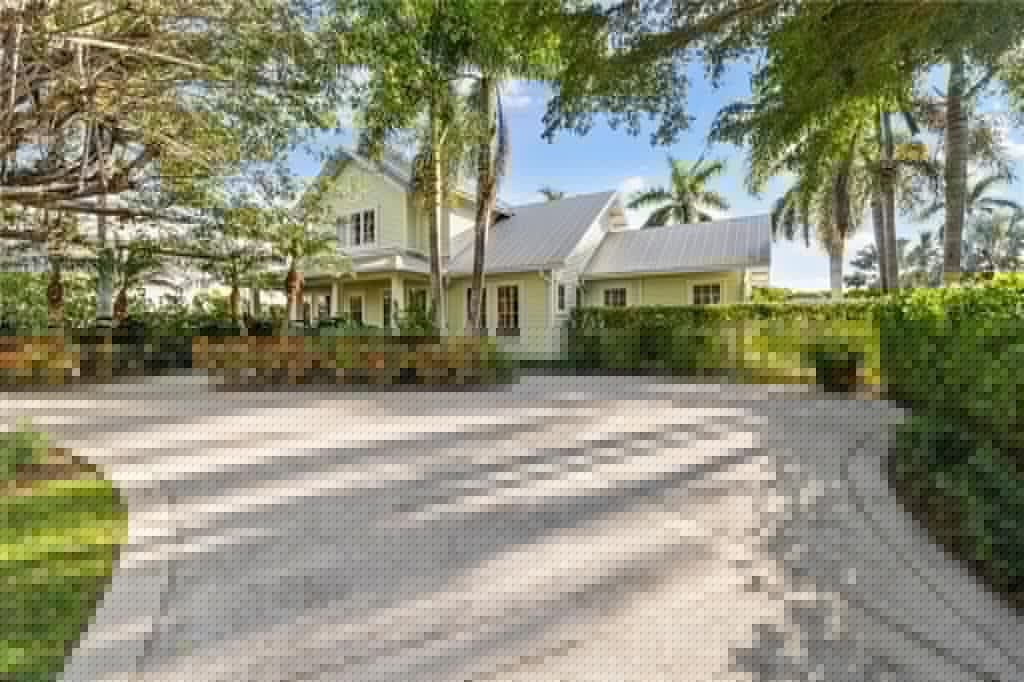 572 7th Ave N, Naples, FL 34102-1