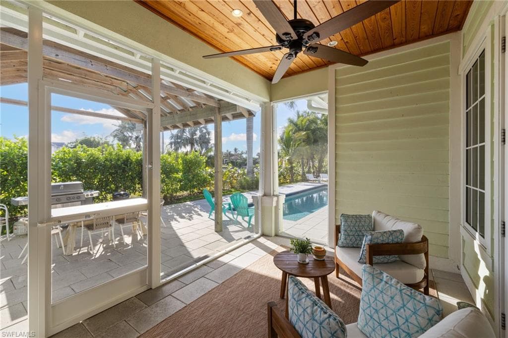 572 7th Ave N, Naples, FL 34102-19