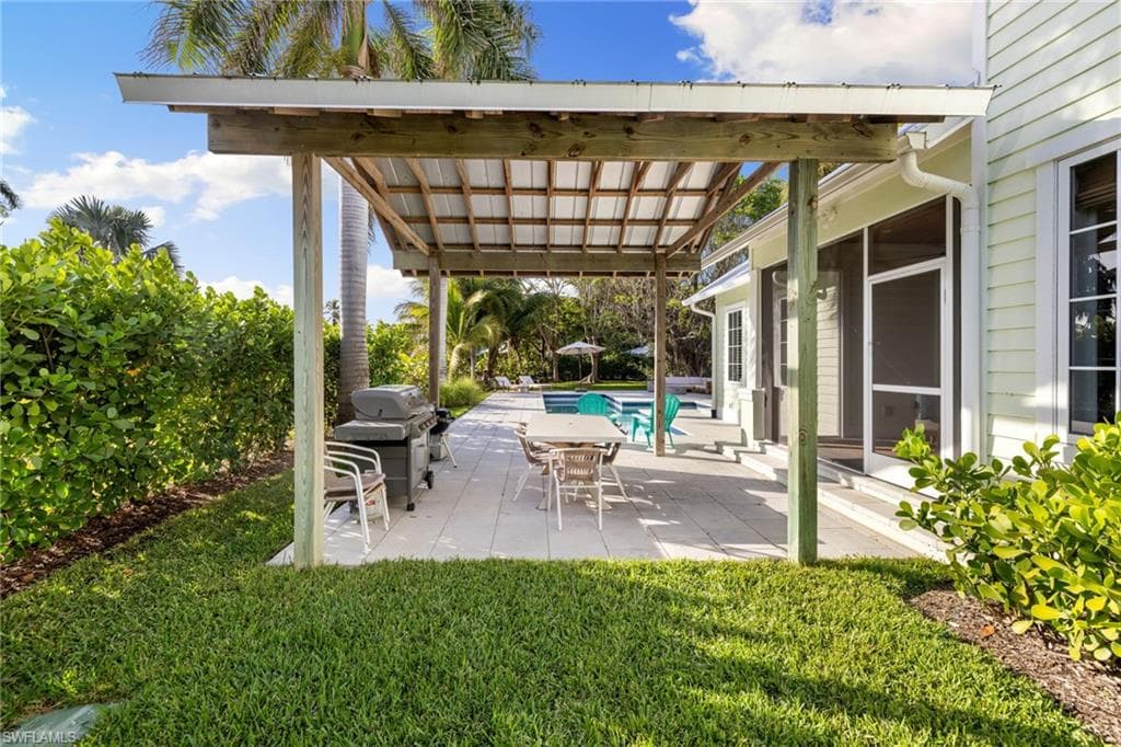 572 7th Ave N, Naples, FL 34102-20