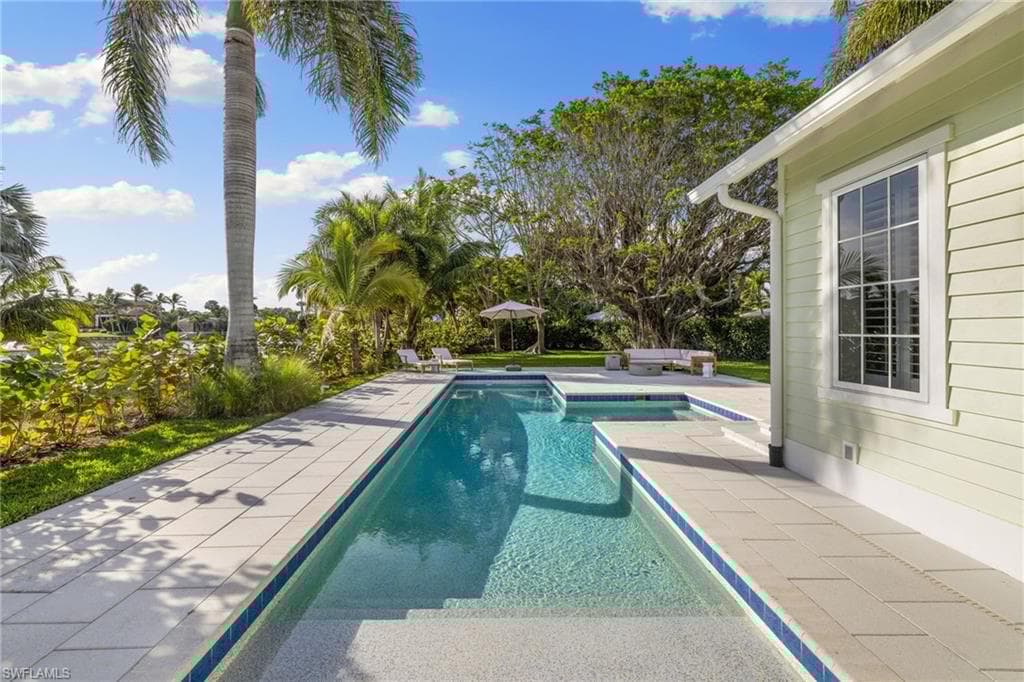 572 7th Ave N, Naples, FL 34102-21