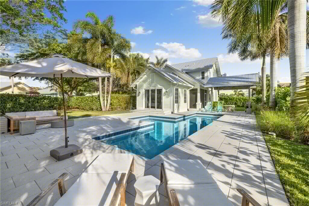 572 7th Ave N, Naples, FL 34102-22