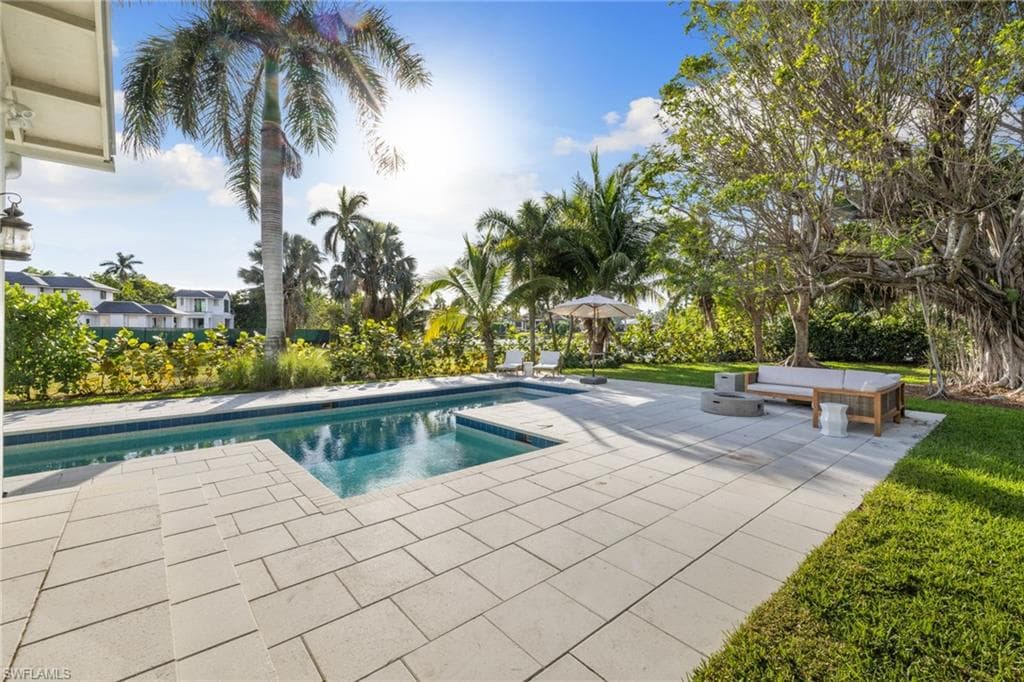 572 7th Ave N, Naples, FL 34102-23