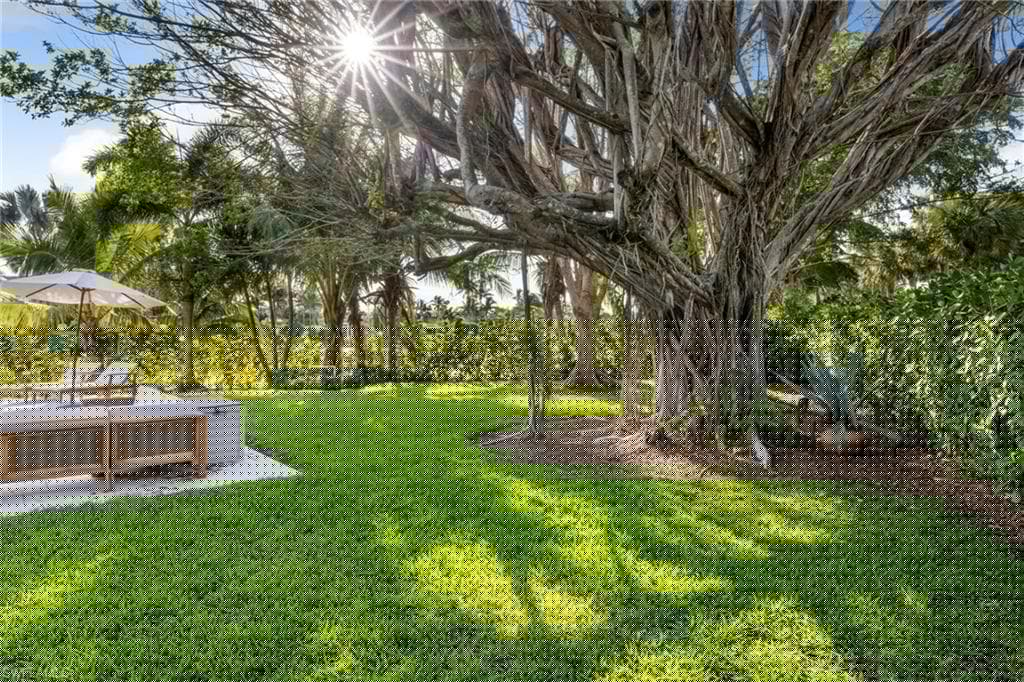 572 7th Ave N, Naples, FL 34102-25